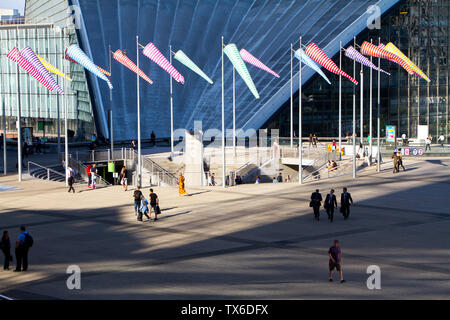 Parigi, Francia - 10 Luglio 2018: Vista di uscire dalla stazione della metropolitana nel quartiere di La Défense di Parigi Foto Stock