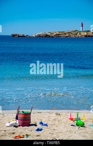 Cristalline acque blu del mar Mediterraneo su St.Croix Martigues spiaggia di sabbia bianca e colorata kids giocattoli da spiaggia, Provenza, Francia, vacanze destin Foto Stock