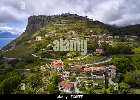 Grande sunny cityscape di Maratea hill-città sulla costa tirrenica in Italia. Vi è una strada a serpentina tra le vecchie case a una cima di una collina con una bi Foto Stock