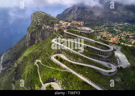 Sole magnifico paesaggio di Maratea hill-città sulla costa tirrenica in Italia. Vi è una strada a serpentina ad una cima di una collina con una grande statua di J Foto Stock