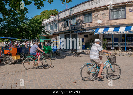 Rio de Janeiro, Brasile - 22 Giugno 2019: la piazza principale di Paqueta Isola con persone e biciclette su strada. Foto Stock