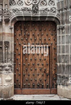 Vecchia porta di legno in un edificio medievale Foto Stock