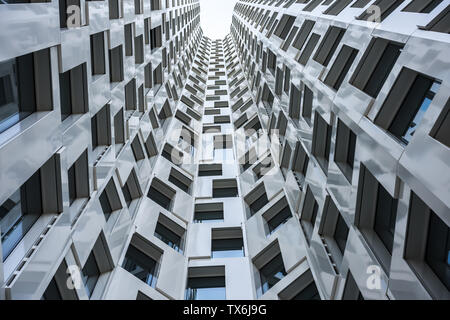 Moderno edificio esterno in bianco e nero Foto Stock