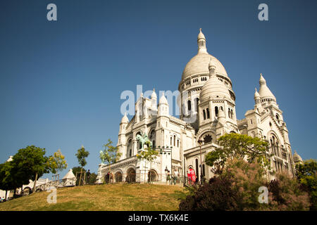 Parigi, Francia - Luglio 06, 2018: vista dal basso della basilica del Sacre Coeur contro il cielo blu Foto Stock