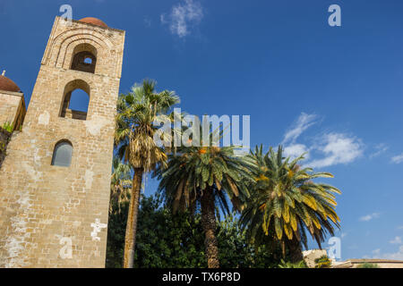 Palermo Sicilia famosa arabo il campanile della chiesa di San Giovanni degli Eremiti, patrimonio storico con la torre campanaria e le palme Foto Stock