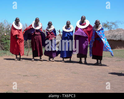 Olpopongi, Kilimnjaro Provincia / Tanzania: 29. Dicembre 2015: Tanzania Masai tribeswomen in abbigliamento tradizionale in Olpopongi Villaggio Culturale Foto Stock