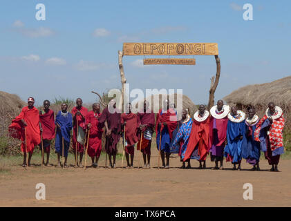 Olpopongi, Kilimnjaro Provincia / Tanzania: 29. Dicembre 2015: Tanzania Masai tribù in abbigliamento tradizionale in Olpopongi Villaggio Culturale Foto Stock