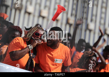 Il Cairo, Egitto. Il 24 giugno 2019. La Costa d Avorio sostenitori allegria nelle gabbie prima dell'inizio del 2019 Africa Coppa delle Nazioni Gruppo D partita di calcio tra il Sud Africa e la Costa d'Avorio a Al-Salam Stadium. Credito: Omar Zoheiry/dpa/Alamy Live News Foto Stock