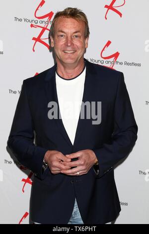 Burbank, CA. Il 23 giugno, 2019. Doug Davidson presso gli arrivi per il giovane e l'agitato Fan Club Pranzo, Burbank Convention Center, Burbank, CA 23 Giugno 2019. Credito: Priscilla concedere/Everett raccolta/Alamy Live News Foto Stock