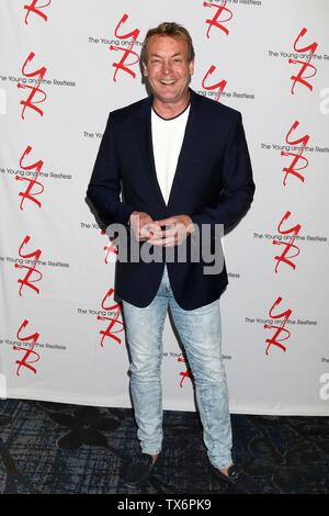 Burbank, CA. Il 23 giugno, 2019. Doug Davidson presso gli arrivi per il giovane e l'agitato Fan Club Pranzo, Burbank Convention Center, Burbank, CA 23 Giugno 2019. Credito: Priscilla concedere/Everett raccolta/Alamy Live News Foto Stock