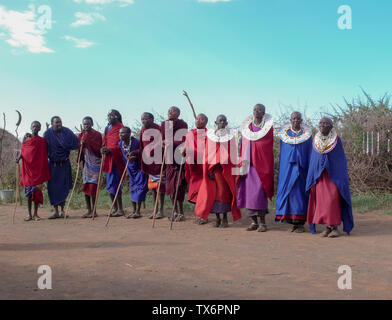 Olpopongi, Kilimnjaro Provincia / Tanzania: 29. Dicembre 2015: Tanzania Masai tribù in abbigliamento tradizionale in Olpopongi Villaggio Culturale Foto Stock