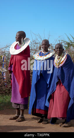 Olpopongi, Kilimnjaro Provincia / Tanzania: 29. Dicembre 2015: Tanzania Masai tribeswomen in abbigliamento tradizionale in Olpopongi Villaggio Culturale Foto Stock