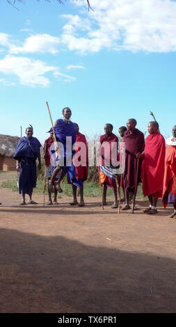 Olpopongi, Kilimnjaro Provincia / Tanzania: 29. Dicembre 2015: Tanzania Masai tribù in abbigliamento tradizionale in Olpopongi Villaggio Culturale perfor Foto Stock