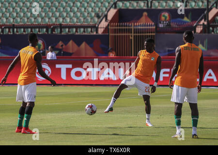 Il Cairo, Egitto. Il 24 giugno 2019. La Costa d Avorio giocatori warm up prima di iniziare il 2019 Africa Coppa delle Nazioni Gruppo D partita di calcio tra il Sud Africa e la Costa d'Avorio a Al-Salam Stadium. Credito: Omar Zoheiry/dpa/Alamy Live News Foto Stock