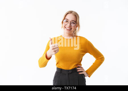 Attraente giovane donna bionda che indossa un maglione in piedi isolato su sfondo bianco, pollice in alto Foto Stock