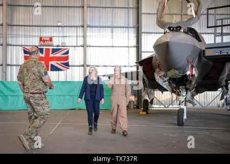 È sotto embargo per 0001 Martedì 25 Giugno il Segretario alla difesa Penny Mordaunt (al centro) con John Butcher, il comandante 617 Squadrone (destra) e gruppo capitano Jonny Moreton (sinistra), a RAF Akrotiri, dove è stato annunciato che il Regno Unito F-35s hanno volato su missioni operative per la prima volta come hanno unito gli sforzi per sradicare Stato islamico. Foto Stock