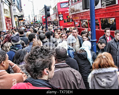 Oxford street sovraffollato London Inghilterra England Foto Stock