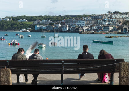 St Ives, Cornwall. Un gabbiano rubare cibo da una giovane donna Foto Stock