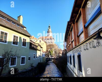 Cesky Krumlov, situata nella regione della Boemia meridionale della Repubblica ceca è una delle più belle città in Europa. La città di CK, il duplice patrimonio delle Nazioni Unite il mondo della cultura e della natura, fiorì nel XIII secolo su un importante rotta commerciale. La maggior parte degli edifici sono stati costruiti tra il XIV e il XVII secolo, prevalentemente gotici e barocchi. Qui si può ancora godere della medioevale città antica e magnifici castelli rinascimentali. Foto Stock