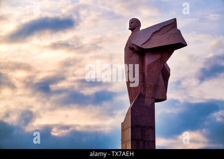 Statua di Lenin di fronte al palazzo del Parlamento, Tiraspol, Transnistria Moldavia Foto Stock