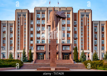 Statua di Lenin di fronte al palazzo del parlamento, Tiraspol, Transnistria Moldavia Foto Stock