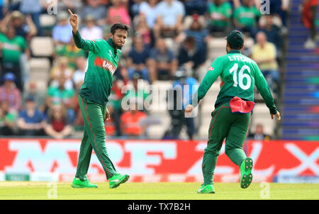 Bangladesh Shakib Al Hasan (sinistra) celebra tenendo il paletto di Gulbadin Naib (non mostrato) durante la ICC Cricket World Cup group stage corrispondono all'Hampshire ciotola, Southampton. Foto Stock