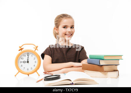 bambino allegro con sveglia. bambino della scuola capelli ricci mostrare  orologio. sei in ritardo. scadenza Foto stock - Alamy