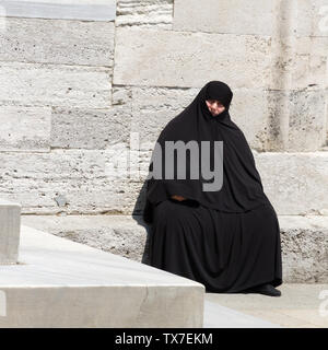 ISTANBUL, Turchia - 14 Maggio 2011: Anziani donna che indossa un tradizionale abito islamico: il Khimar, tipo di Chador. Foto Stock