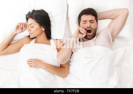 Immagine di un felice amare giovane dormire nel letto sotto coperta Foto  stock - Alamy