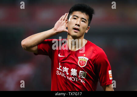 Li Shenglong di Shanghai SIPG celebra dopo il punteggio contro Pechino Renhe nel loro quattordicesimo round corrispondere durante il 2019 Chinese Football Association Super League (CSL) in Cina a Shanghai, 22 giugno 2019. Shanghai SIPG sconfitto Pechino Renhe 3-0. Foto Stock