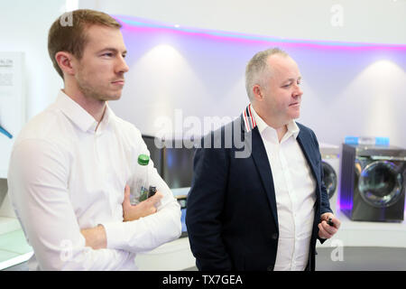 Scottish snooker player John Higgins visiti il quartier generale del gruppo Midea's Little Swan davanti al Beverly 2019 Snooker di Coppa del Mondo a Wuxi, Cina orientale della provincia di Jiangsu, 23 giugno 2019. Foto Stock