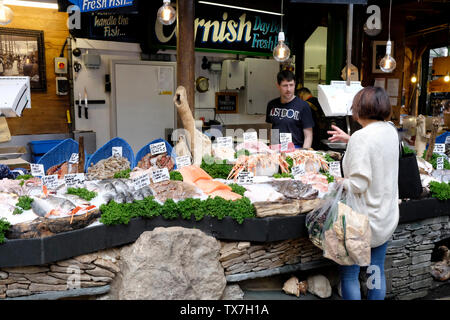 Uno stallo di vendita del pesce, Borough Market, Londra Foto Stock