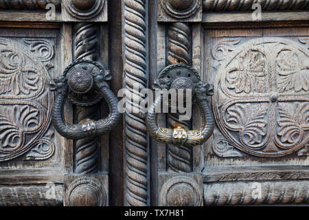 Bella e antica porta di legno con ornamenti di ferro in una chiesa ortodossa, dettaglio del vecchio respingente sulla porta. Foto Stock