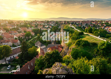La collina verde giardino nel centro della città vecchia di Veszprem, Ungheria al tramonto scogliera Foto Stock