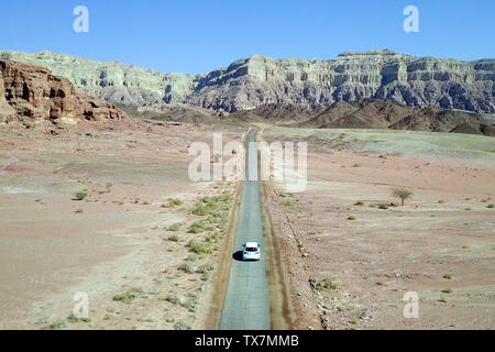 Unica vettura su una vecchia strada del deserto, antenna seguire l'immagine. Foto Stock