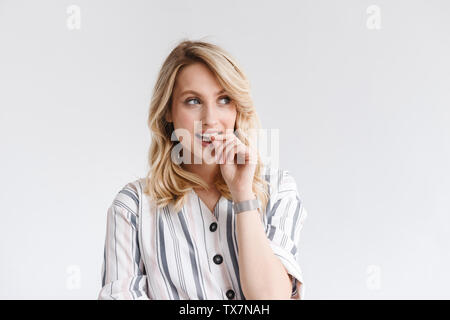 Ritratto di bella donna carina 20s indossare abiti casual pensare e guardare accanto a copyspace isolato su sfondo bianco in studio Foto Stock