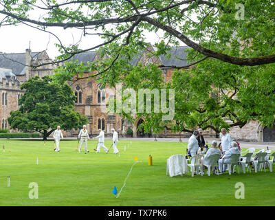 Pozzetti, Inghilterra - Giugno 12, 2019: Senior i membri del team di un locale Croquet Club godono di un gioco nei giardini del Palazzo del Vescovo nella città di Somerset Foto Stock