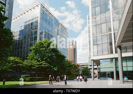 Vescovi Square, Londra UK, al di fuori di Spitalfields Market, in East End di Londra Foto Stock