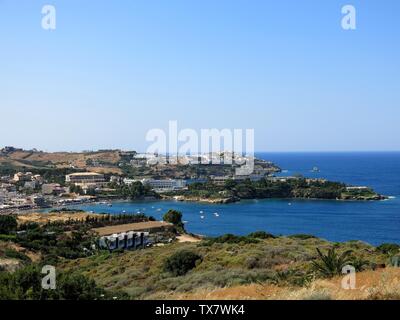 Vista di Agia Pelagia , Creta, Grecia da sud-est. Foto Stock