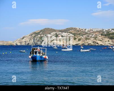 La pesca tradizionale barca ancorata tra le altre barche a motore in Agia Pelagia bay, Creta, Grecia. Foto Stock