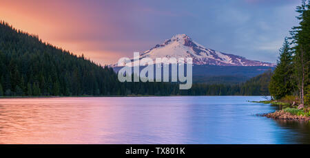 Tramonto a monte Cofano come visto dal lago Trillium., Oeregon, Stati Uniti Foto Stock