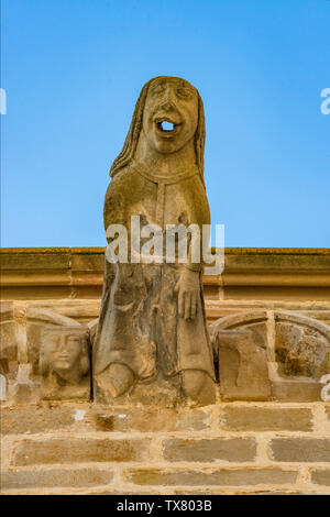 Gargoyle a Iglesia de Santa María la Mayor, Chiesa gotica, del secolo XIV, Valderrobres, provincia di Teruel, Aragona, Spagna Foto Stock