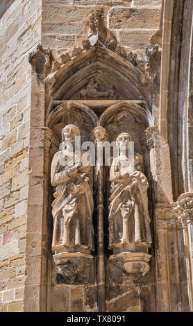 Statue Iglesia de Santa María la Mayor, Chiesa gotica, del secolo XIV, Valderrobres, provincia di Teruel, Aragona, Spagna Foto Stock