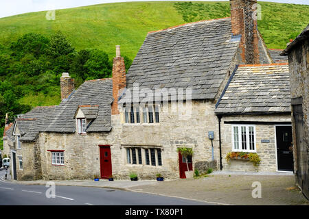 Una fila di graziosi cottage terrazzati, Corfe Castle, Dorset, Regno Unito - Giovanni Gollop Foto Stock