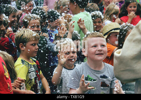 Settembre 2016, Cardiff, Galles, cento anni Roald Dahls è nato "Città dell'imprevisto' festival, centro città.Persone che agiscono/eseguendo sulla SAN Foto Stock