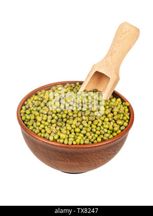 Ciotola con verde fagioli mung e scoop di legno su sfondo bianco Foto Stock