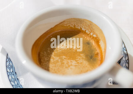 Caffè espresso italiano caffè con panna su un tavolo fuori da un bar in Italia in una giornata di sole. Foto Stock