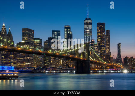 Il Ponte di Brooklyn, a est del fiume e dello skyline di Manhattan di notte, New York, Stati Uniti d'America Foto Stock