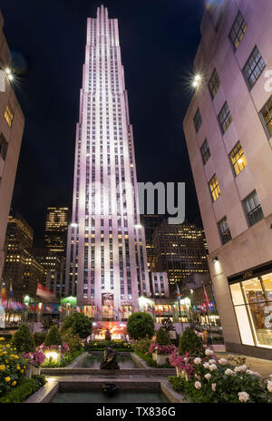 Il Rockefeller Center di notte, Manhattan, New York, Stati Uniti d'America Foto Stock