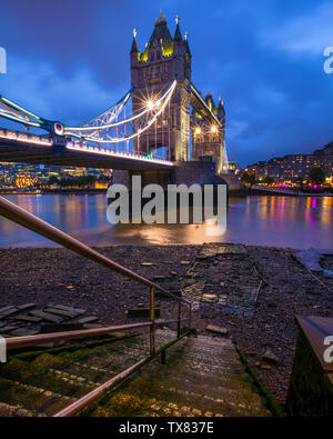 London, Regno Unito - 19 Giugno 2019: una vista della magnifica Tower Bridge dal vecchio Horselydown scale che conducono verso la riva del fiume Tamigi ho Foto Stock